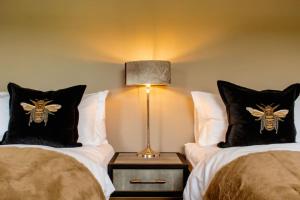 Postel nebo postele na pokoji v ubytování Luxurious 2 bedroom Holiday cottage