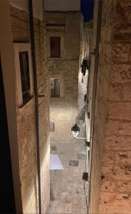 un callejón en un antiguo edificio de piedra en Via vecchia dei postriboli, en Bisceglie