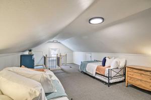 - une chambre mansardée avec 2 lits et une table dans l'établissement Family-Friendly Des Moines Retreat with Patio!, à Des Moines