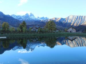 a reflection of mountains in a body of water at Studio Albiez-Montrond, 1 pièce, 4 personnes - FR-1-618-22 in Albiez-Montrond