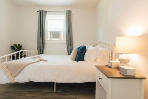 Ένα ή περισσότερα κρεβάτια σε δωμάτιο στο Cozy Farmhouse Apartment in Bristol 2 bed 1 bath +28 φωτογραφίες