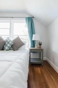 a bedroom with a white bed and a table with a lamp at Charming Apt with chic decor Superhost w 5 Stars in Bristol