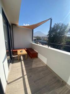 uma varanda com uma mesa e uma grande janela em Deluxe Apartments in Arequipa Downtown em Arequipa