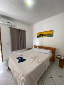 1 dormitorio con 1 cama grande con sábana blanca en Pousada Pedra Furada, en Jericoacoara