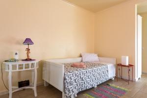 a small bedroom with a bed and a table at Casa Júlio Henriques in Caldas da Rainha