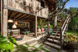 una casa con una escalera que conduce a un patio en UXUA Alma, en Trancoso