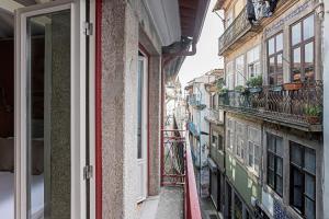 uitzicht op een steeg tussen twee gebouwen bij Cimo de Vila 62 by LovelyStay in Porto