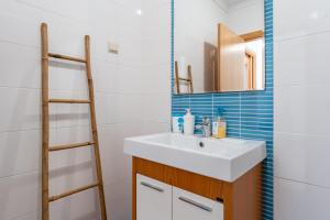 uma casa de banho com um lavatório e uma escada em Apartamento T3 Beira Mar na Nazaré