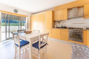 cocina con mesa y sillas en una habitación en Apartamento T3 Beira Mar, en Nazaré