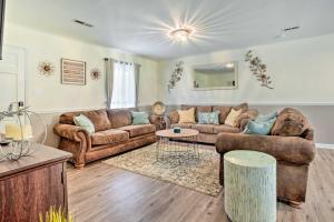 Area tempat duduk di Decatur Vacation Rental Retreat with Private Yard!