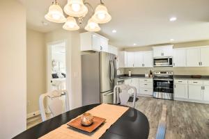 cocina con mesa, sillas y nevera en Family-Friendly Greer Home with Balcony and Yard!, en Greer