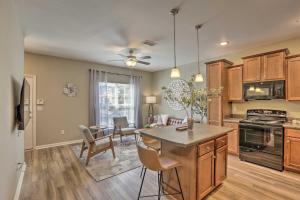 Köök või kööginurk majutusasutuses Airy Tallahassee Condo about 5 Mi to Downtown! +16 fotot