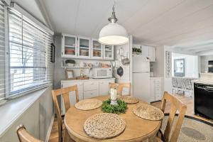 cocina y comedor con mesa y sillas en New Concord Lake House with Dock and Boat Slip!, en New Concord