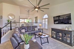 Χώρος καθιστικού στο Complimentary Heated Pool Goodyear Getaway!
