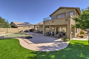 Casa con patio y piscina en Goodyear Retreat with Complimentary Heated Pool!, en Liberty