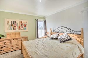 - une chambre avec un grand lit et une fenêtre dans l'établissement Cozy Abode about 12 Mi to Black Canyon Natl Park, à Montrose