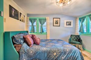 um quarto com uma cama, uma cadeira e janelas em Colorful Bisbee Home with Patio about 1 Mi to Dtwn! em Bisbee
