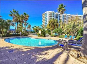 Swimming pool sa o malapit sa Pink Sunsets at the Palms of Destin Across from Beach, Heated Pool Shuttle & Dining
