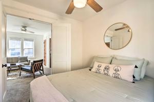 1 dormitorio con 1 cama con espejo y silla en Beautiful Twin Cities Getaway Less Than 3 Mi to Dtwn! en Lilydale
