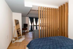 una camera con letto e parete in legno di Magic Home 57 a Torino