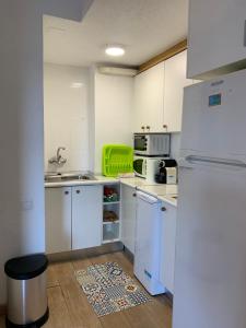 Kuchnia lub aneks kuchenny w obiekcie Estudio Voramar San Juan