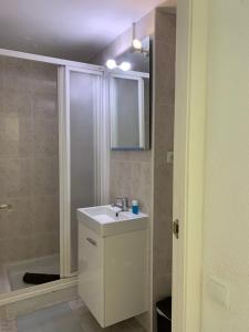 Łazienka w obiekcie Estudio Voramar San Juan