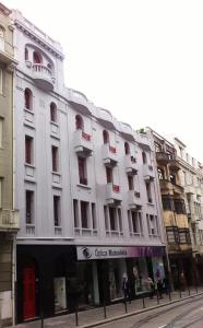 a white building on the side of a street at Rivoli Cinema Hostel in Porto