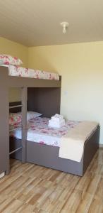 Toca do Gato في فوز دو إيغواسو: غرفة نوم بسريرين بطابقين وارضية خشبية