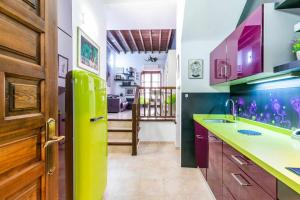 Kuchyňa alebo kuchynka v ubytovaní Cómodo y moderno apartamento centro Granada
