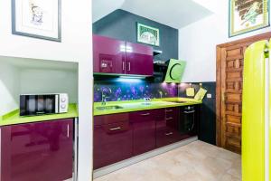 Kuchyňa alebo kuchynka v ubytovaní Cómodo y moderno apartamento centro Granada