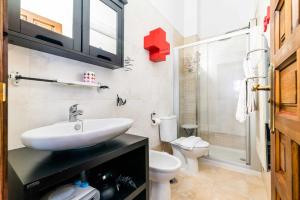 Kúpeľňa v ubytovaní Cómodo y moderno apartamento centro Granada