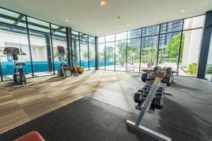 una palestra con tapis roulant ed ellittiche in un edificio di Francesco Suite - Trefoil Setia Alam-Near Setia City Mall & Setia Convention Centre a Setia Alam