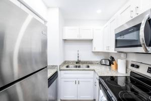 Η κουζίνα ή μικρή κουζίνα στο The Guesthouse 3 - Wilton Manors +11 φωτογραφίες
