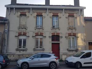 a silver car parked in front of a building at LA MAISON POURRIE in Pont-à-Mousson