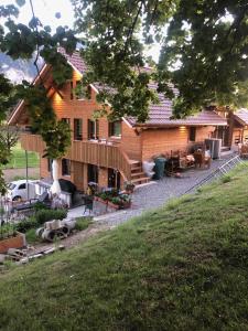 uma casa com um alpendre e um quintal em Traumwohnung auf kleiner Pferdefarm em Thun