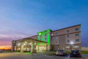 un edificio de hospital con coches estacionados en un estacionamiento en Holiday Inn Salina by IHG, en Salina