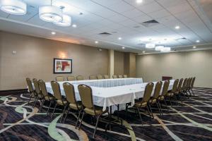 una sala de conferencias con una mesa larga y sillas en Holiday Inn Salina by IHG, en Salina 24 fotos más