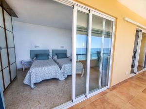 1 dormitorio con 1 cama y vistas al océano en Spectacular Sea Views Benalmádena, en Benalmádena