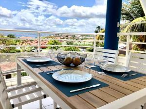 T3 de Standing aux trois ilets / Vue Mer tesisinde bir balkon veya teras