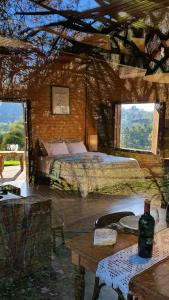 1 Schlafzimmer mit 2 Betten und 2 Fenstern in der Unterkunft Loft no campo próximo ao Vale dos Vinhedos in Garibaldi