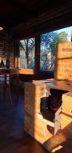 a brick oven in a room with a table at Loft romântico na Serra - natureza e fogão a lenha in Garibaldi