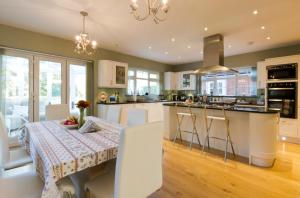 a kitchen and dining room with a table and chairs at Leafy Suburban Bed and Breakfast in Northwood