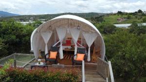 Nespecifikovaný výhled na hory nebo výhled na hory při pohledu z luxury tent