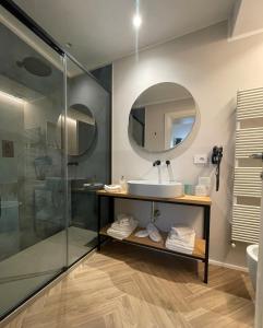 ein Bad mit einem Waschbecken und einem Spiegel in der Unterkunft Covo del Pirata in Venedig