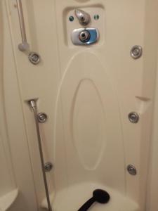 een badkamer met een douche en een toilet bij Repaire des Corsaires Normands in Le Tréport