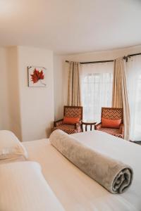 Giường trong phòng chung tại Saab Royale Resort +55 ảnh