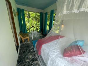 ein Schlafzimmer mit einem Himmelbett in der Unterkunft Salvaje Rooms&Restaurant in Santa Bárbara de Samaná