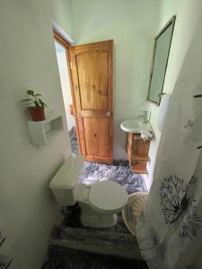 łazienka z toaletą i umywalką w obiekcie Salvaje Rooms&Restaurant w mieście Santa Bárbara de Samaná