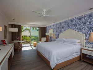 Giường trong phòng chung tại The Hacienda at Krystal Grand Puerto Vallarta- All Inclusive