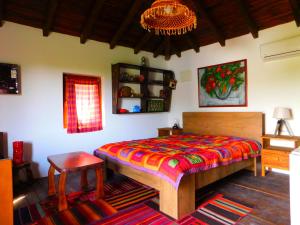 1 dormitorio con 1 cama con colcha colorida en Bas u inat babarogama, en Koraćica